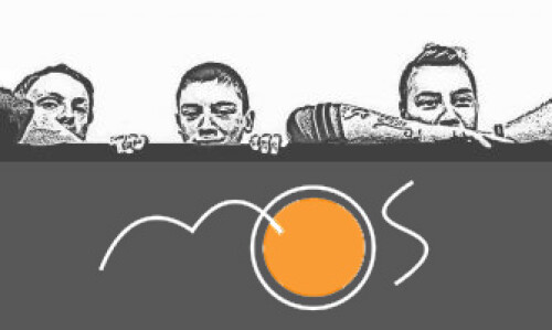 Logo Młodzieżowego Ośrodka Socjoterapii na szarym tablicy, za tablicą rysunkowe twarzy trzech chłopców