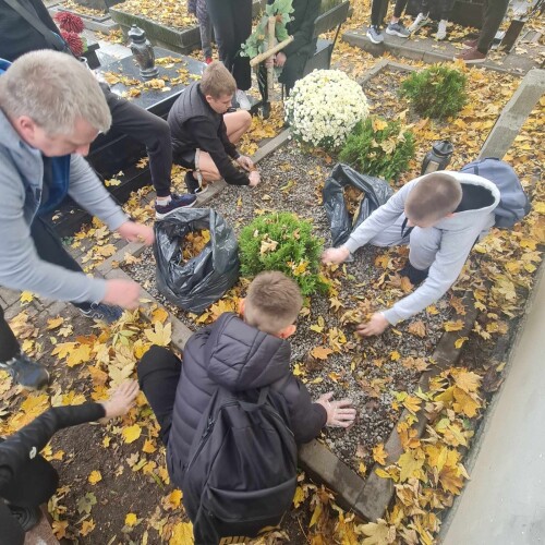 Grupa wychowanków MOS Lublin porządkująca teren cmentarza przy ulicy Lipowej