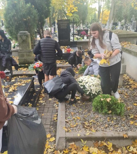Grupa wychowanków MOS Lublin porządkująca teren cmentarza przy ulicy Lipowej, zdjęcie 3